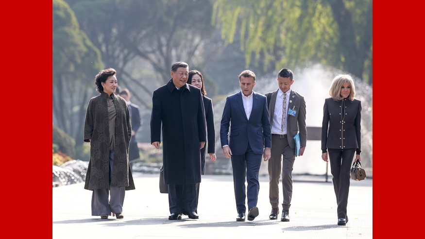 習(xí)近平同法國(guó)總統(tǒng)馬克龍?jiān)诔啥歼M(jìn)行友好交流